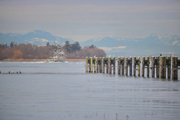 Bateau de pêche du Pacifique se dirigeant vers la mer — Photo