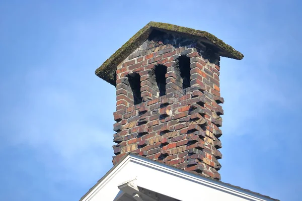 Uitgebreide rode baksteen schoorsteen — Stockfoto