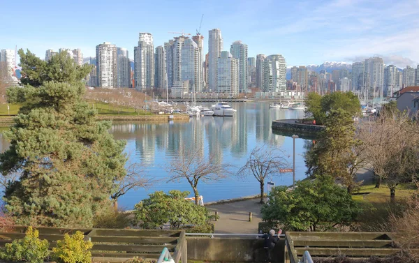 False Creek Inner Harbor και στον ορίζοντα του Βανκούβερ — Φωτογραφία Αρχείου