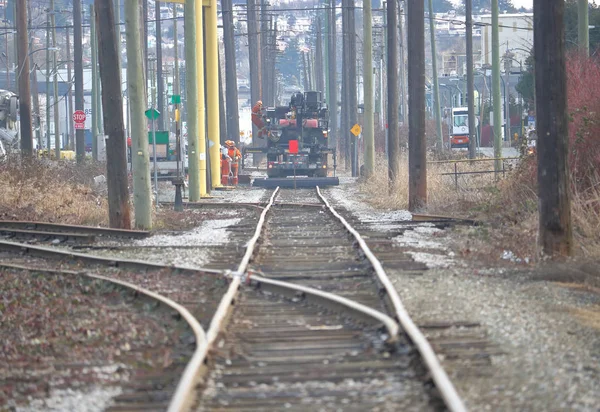 Tågpersonal som utför spårunderhåll — Stockfoto