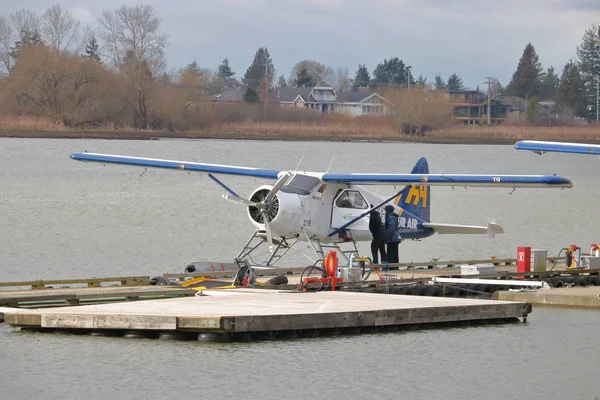 Cestujícím nástup na palubu malou plovoucí letadlo — Stock fotografie