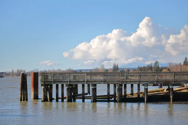 Molo di legno sul fiume — Foto Stock