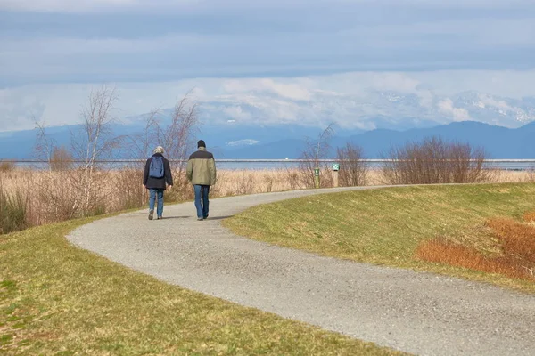 Pareja mayor a dar un paseo — Foto de Stock