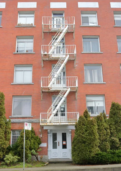 Traditionelle Feuerfluchttreppe — Stockfoto