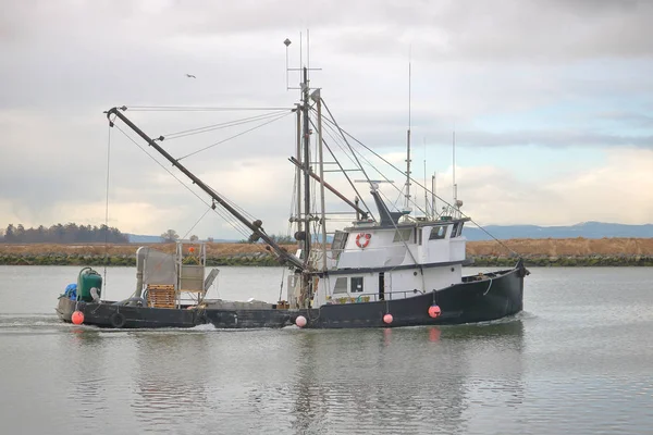 Seine-Haul båt med en Bulk våg — Stockfoto