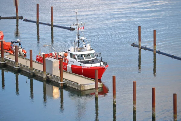 Barco da Guarda Costeira Canadense estacionado em Vancouver — Fotografia de Stock