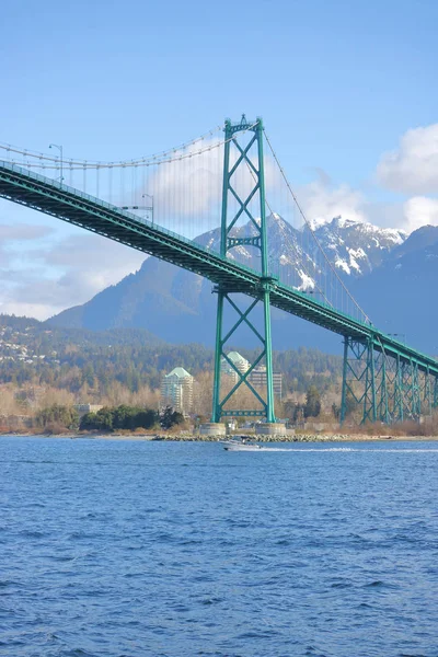 Lions Gate Köprüsü ve Burrard giriş — Stok fotoğraf