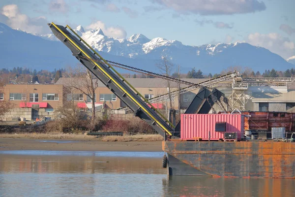 River Barge met laadbrug — Stockfoto