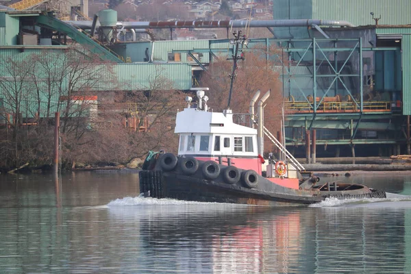 Barco de rebocador no rio industrial — Fotografia de Stock