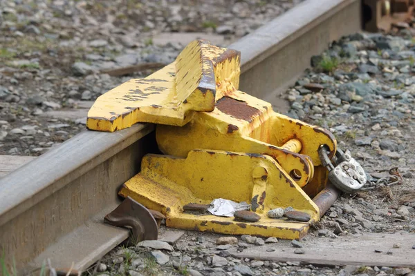 Tåg järnväg spår paus, lås eller stötfångare — Stockfoto