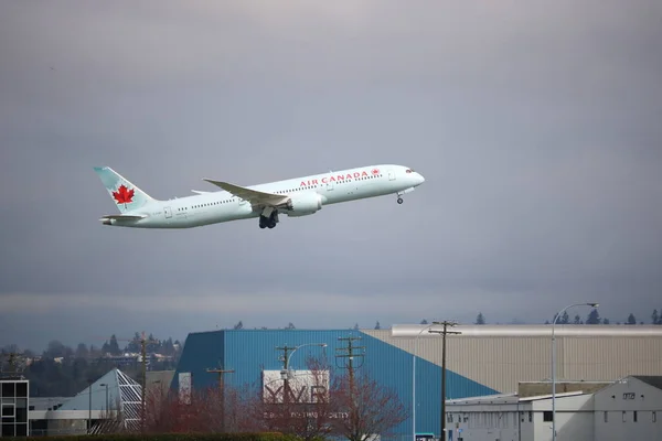 空气加拿大客机离开温哥华 — 图库照片