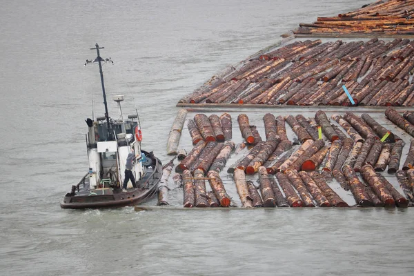 Arbeiten an einem Schlepper — Stockfoto