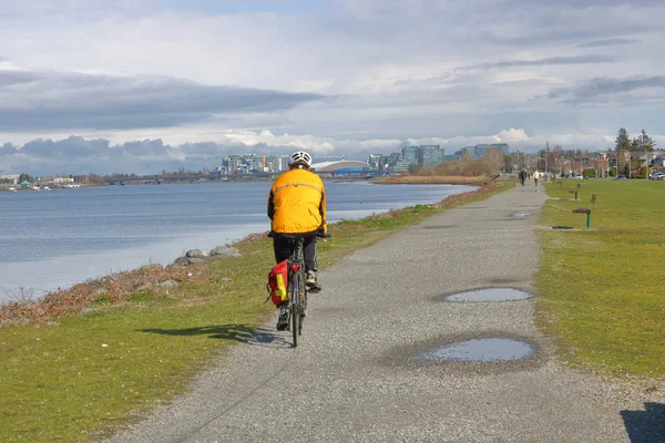 Cyclist on the Richmond, BC Dike — Stock Photo, Image