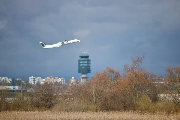 Hava Kanada yolcu Jet geçer Yvr Kulesi — Stok fotoğraf