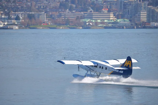 Místní osobní letadlo odlétá Vancouver Harbour — Stock fotografie