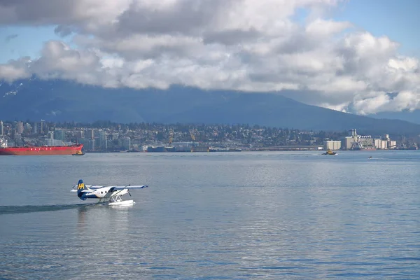 Hafenluftflugzeug verlässt Vancouver-Hafen — Stockfoto