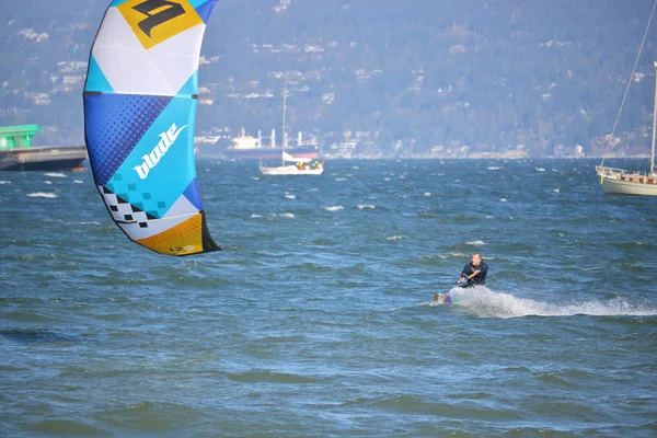 Des vents forts pour le kite surf — Photo