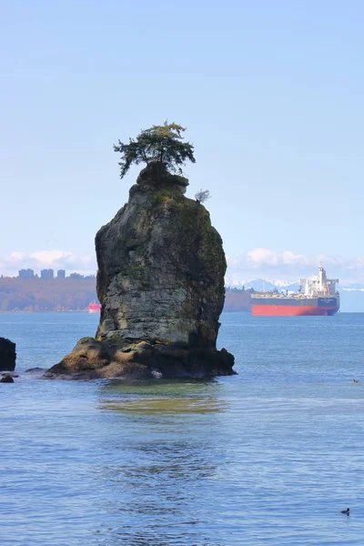 Siwash Rock und Bulk Carrier oder Frachter — Stockfoto