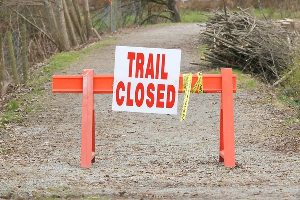A Sign Informing Trail is Closed — Stock Photo, Image