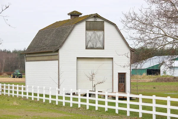 Petite grange blanche et clôture de piquet — Photo