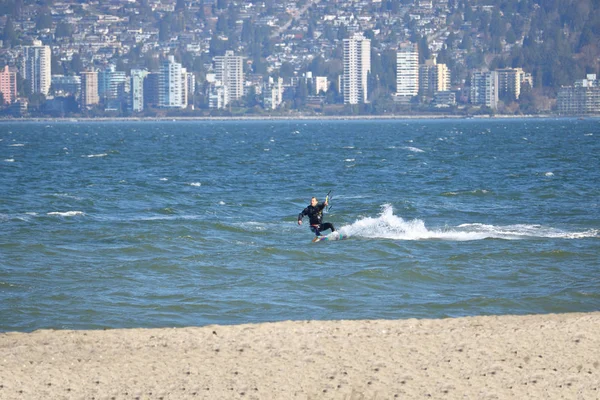Kite surfař kopírování přes Vancouver English Bay — Stock fotografie