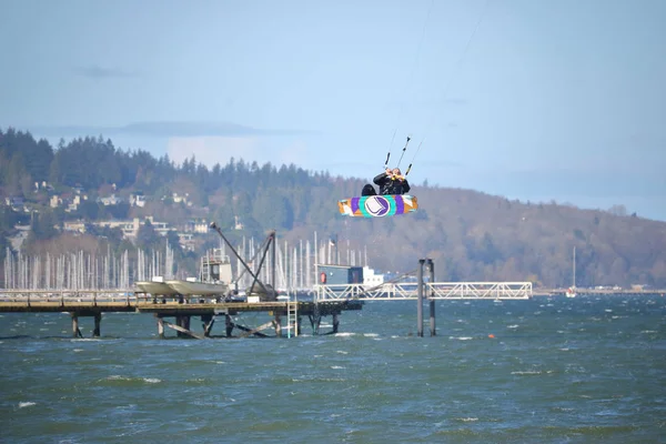 Vents forts lance cerf-volant Surfer dans l'air — Photo