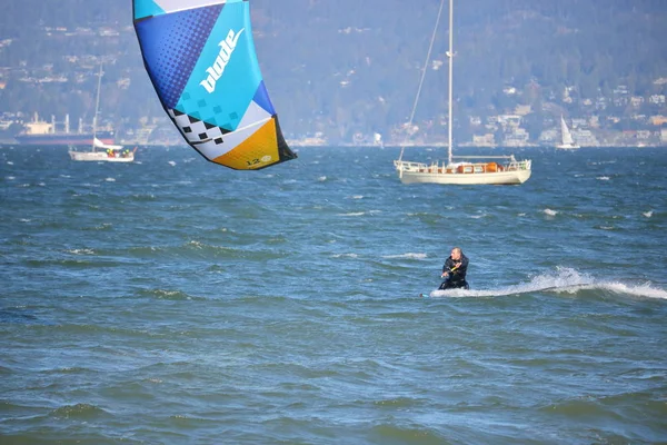 Cerf-volant et surfeur sur la baie English de Vancouver — Photo