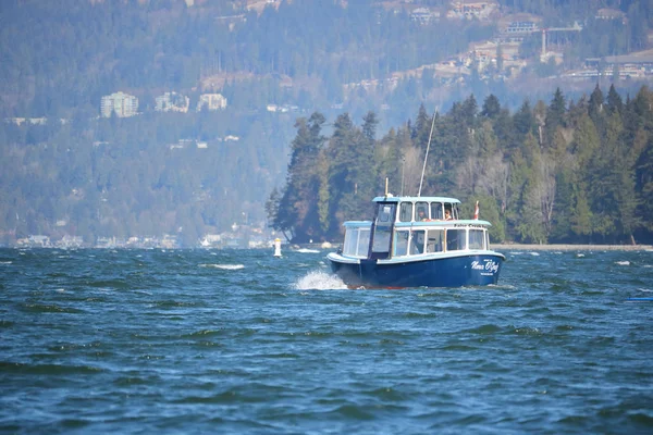 Falsche Creek-Fähre befördert Passagiere — Stockfoto