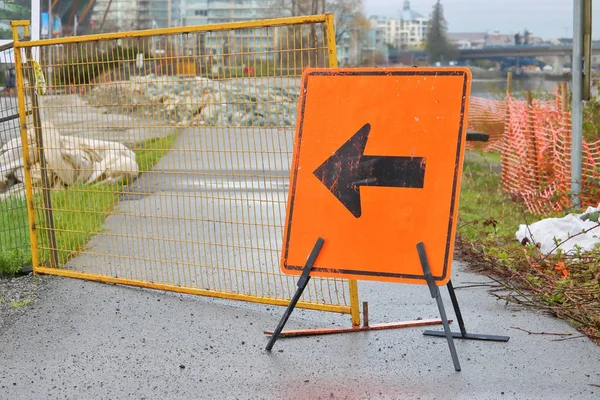 Construction Sign Displaying Traffic Flow — Stock Photo, Image