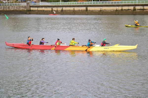 Equipo rema un Kayak Largo Outrigger —  Fotos de Stock