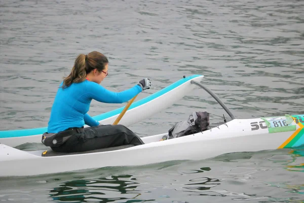 Frau schwimmt mit Stabilisator auf ihrem Kajak — Stockfoto