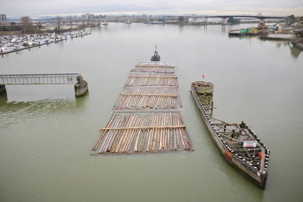 Navigationsfähigkeiten auf dem Fluss — Stockfoto