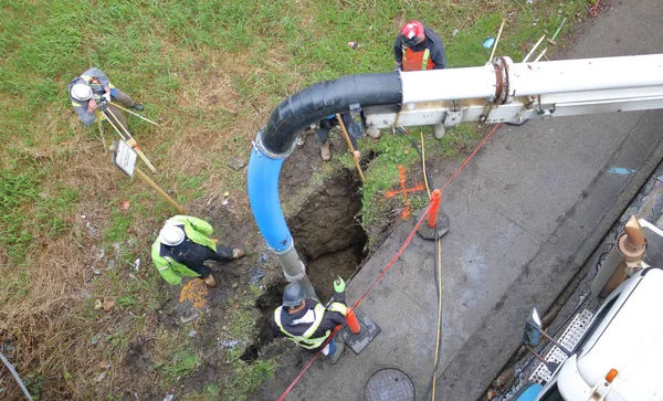 Bouw bemanning reparatie riool lijn — Stockfoto