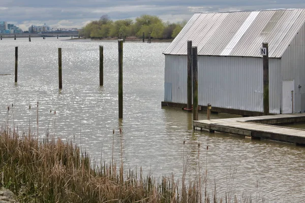 Boathouse op de rivier — Stockfoto
