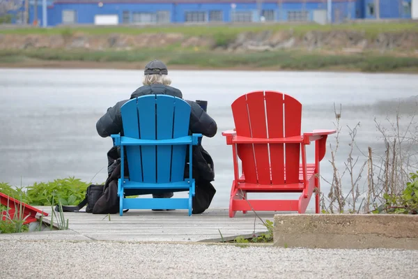 Pessoa em uma cadeira Adirondack canadense — Fotografia de Stock