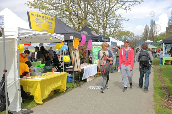 Mensen winkelen voor marihuana in Vancouver — Stockfoto