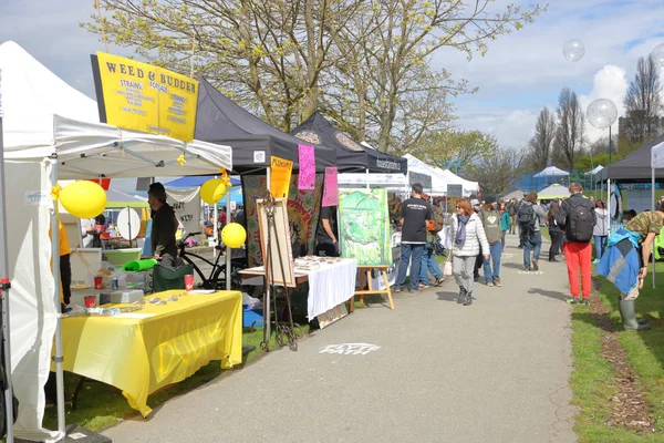 Mensen kopen van marihuana tijdens Vancouver de jaarlijkse 4-20 dagen — Stockfoto