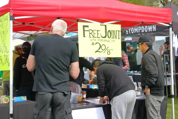 La gente compra marihuana durante el día 4-20 de Vancouver — Foto de Stock