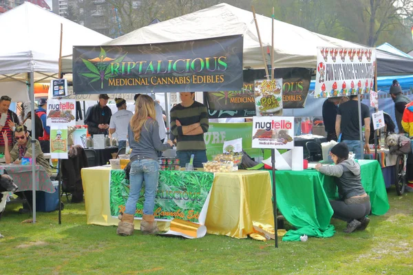 Vrouw klant spreekt met marihuana Retailer — Stockfoto