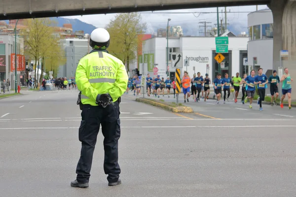 L'agente di polizia assicura che le strade siano pulite durante il 2017 Sun Run — Foto Stock