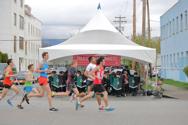 Gli atleti corrono passato Esercito di salvezza durante 2017 Vancouver Sun Run — Foto Stock
