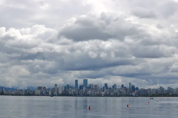 Mörka regnmoln över Vancouver — Stockfoto