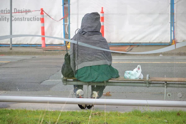 Person som väntar på en busshållplats — Stockfoto