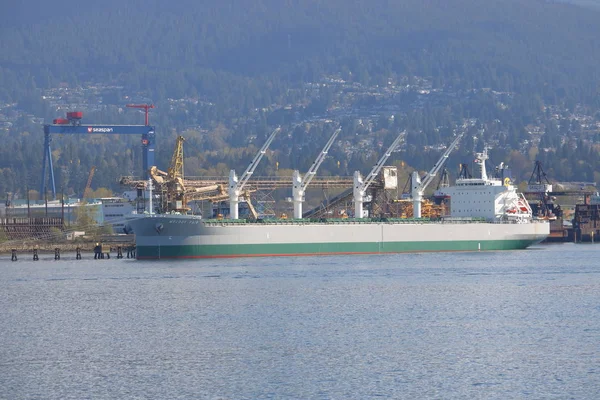 Buque de carga liberiano en el puerto de Vancouver — Foto de Stock