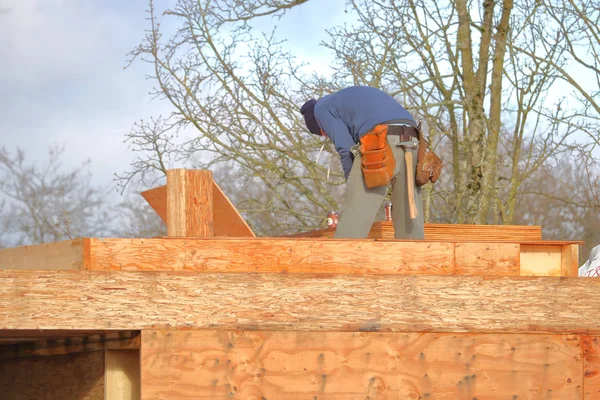 Carpenter Working on House — Stock Photo, Image