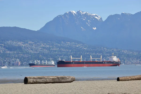 Nákladních lodí podél západního pobřeží Kanady — Stock fotografie