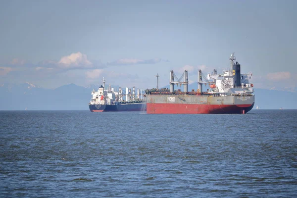 Dos buques de carga a granel en English Bay — Foto de Stock