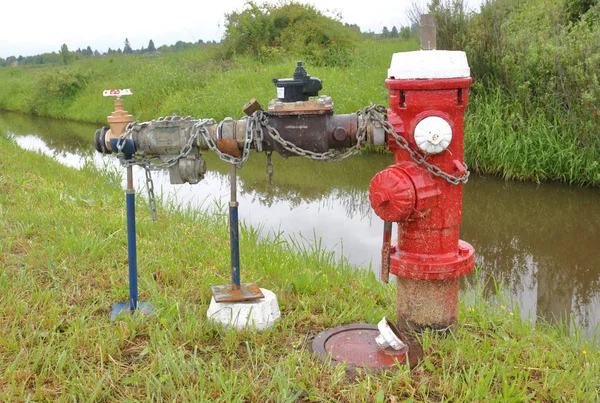 Μέτρηση της πίεσης νερού του πυροσβεστικό κρουνό — Φωτογραφία Αρχείου