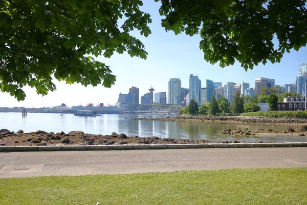 Stanley Park Seawall y Downtown Vancouver — Foto de Stock