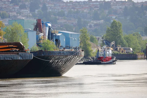 Trasporti fluviali nella Zona Industriale — Foto Stock